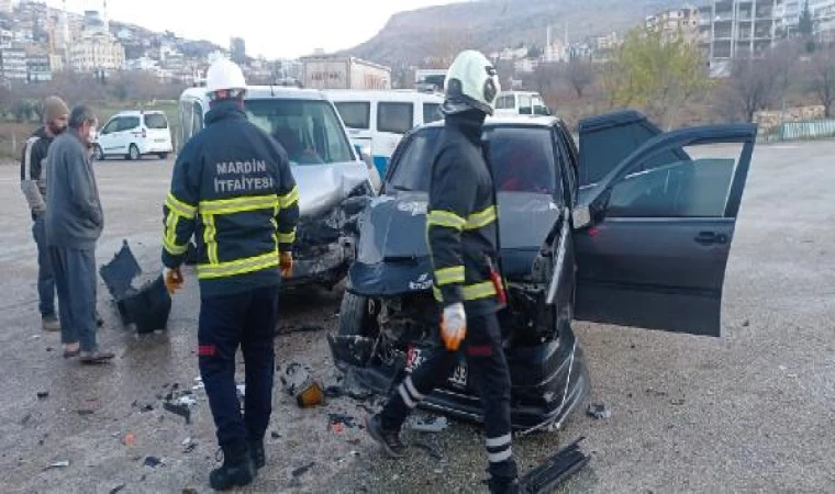 Mardin’de otomobil ile hafif ticari araç çarpıştı; 4 yaralı