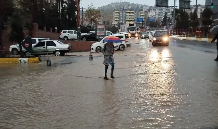 Mardin’de sağanak; cadde ve sokaklar suyla doldu