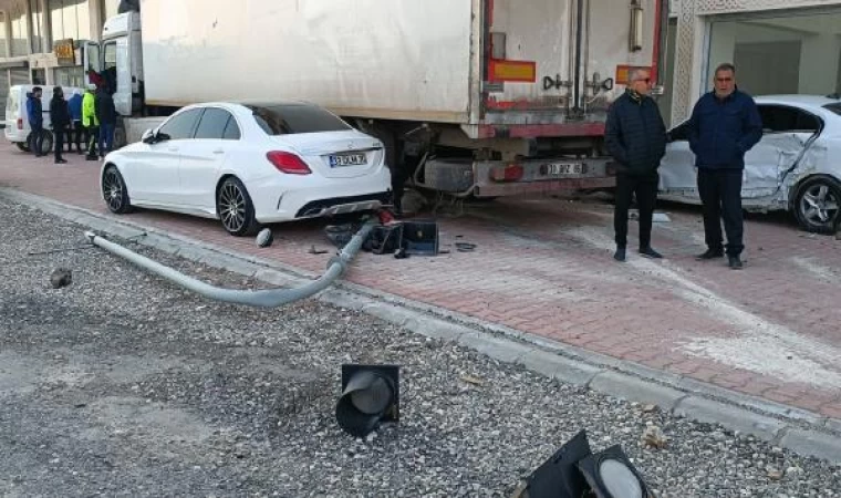 Mardin’de TIR, 3 araca ve 1 iş yerine çarptı; 3 yaralı