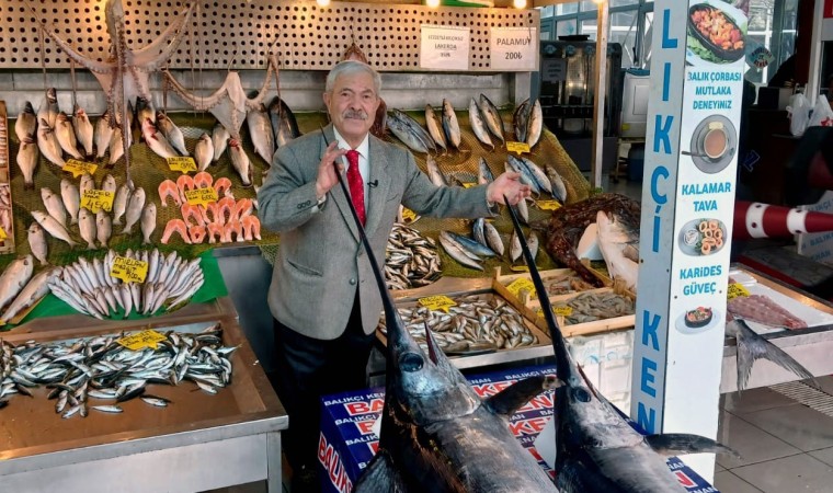 Marmara Denizinde dev kılıç balıkları ağlara takıldı