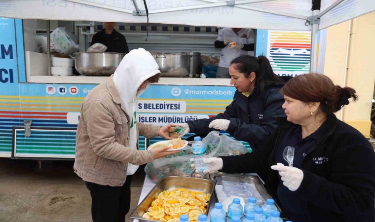 Marmaris Belediyesinden öğrencilere çorba ve makarna ikramı