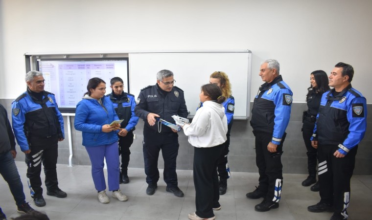 Mersin polisi öğrencilerle bir araya geldi