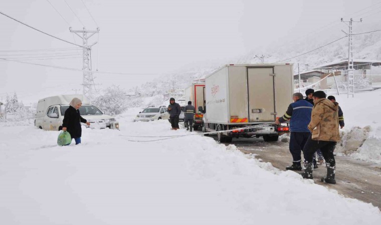 Mersinde kar yağışı: Karaman yolu büyük araçlara kapatıldı