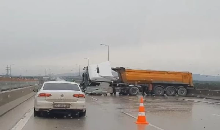 Mersin’de minibüse çarpan TIR’ın şoförü öldü