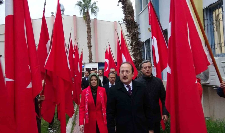 Mersinde şehitler okullarda anıldı, bayrak gençlere teslim edildi