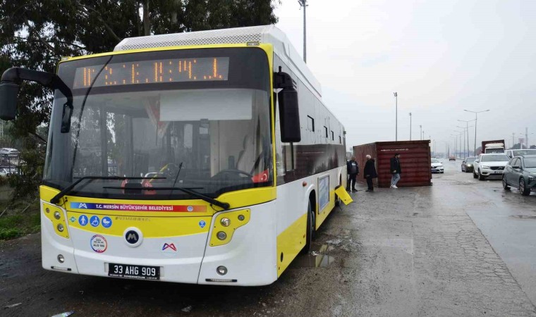 Mersinde tırın üzerinden düşen konteyner belediye otobüsüne çarptı