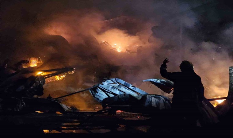 Mersindeki yangında soğutma çalışmaları gece de devam etti