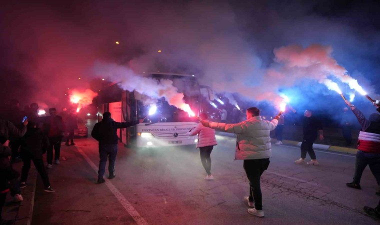 Meşaleli taraftarlar 24Erzincansporu coşkuyla karşıladı