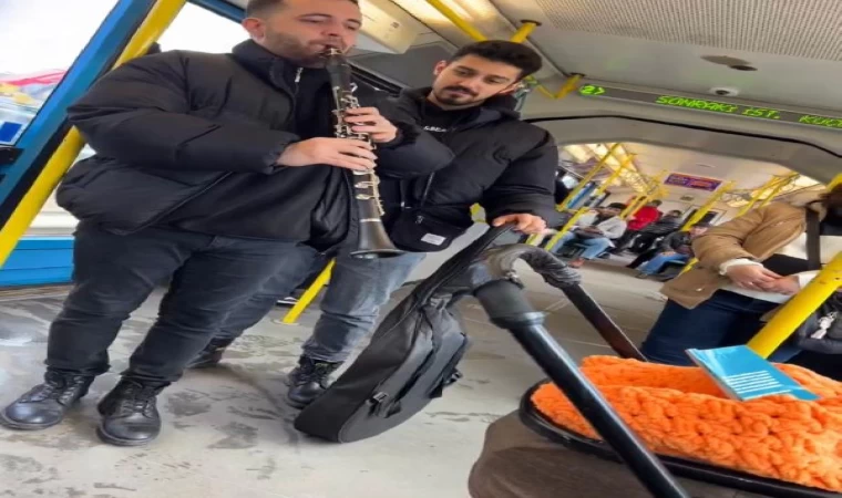 Metroda ağlayan bebeği, klarnetle ninni çalıp uyuttular