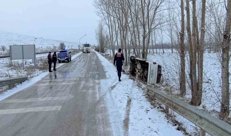 Minibüs kayganlaşan yolda devrildi: 3 yaralı