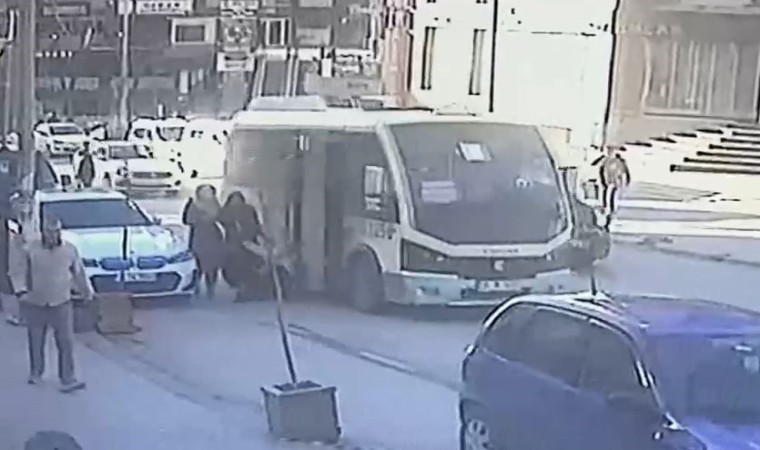 Minibüsten inen çocuğa aracın kapısı çarptı