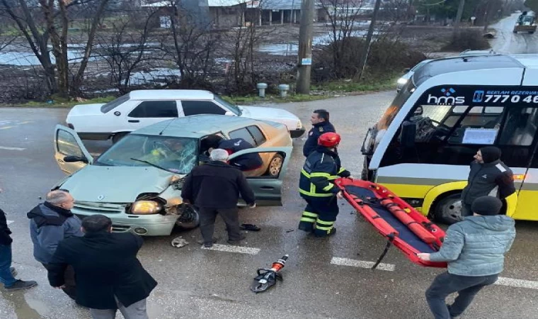 Minibüsün çarptığı otomobilde sıkışan sürücü yaralandı