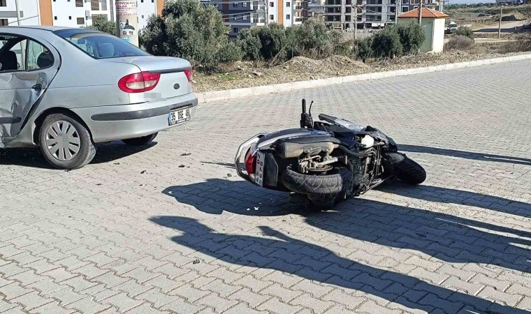 Motosiklet ile otomobil çarpıştı, 2 kişi yaralandı: Kaza anı kamerada