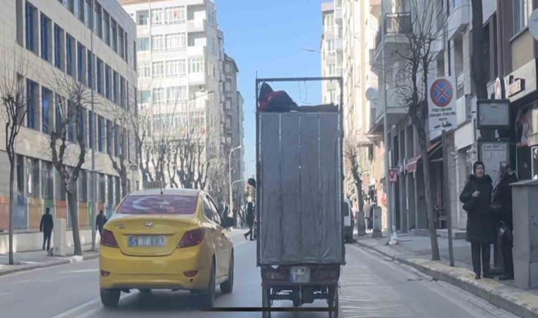 Motosikletin kasasına yüklü kartonların üzerinde yolculuk yapan şahıs trafiği tehlikeye attı