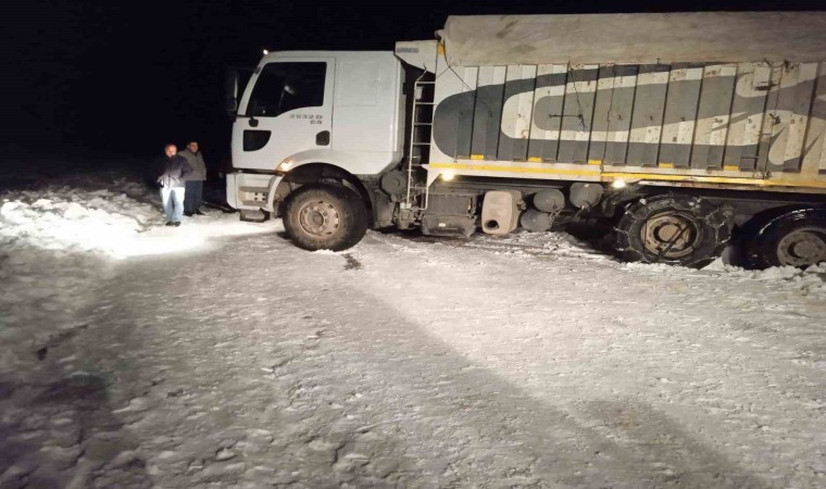 Muradiyede kar nedeniyle yolda kalan araçlar kurtarıldı