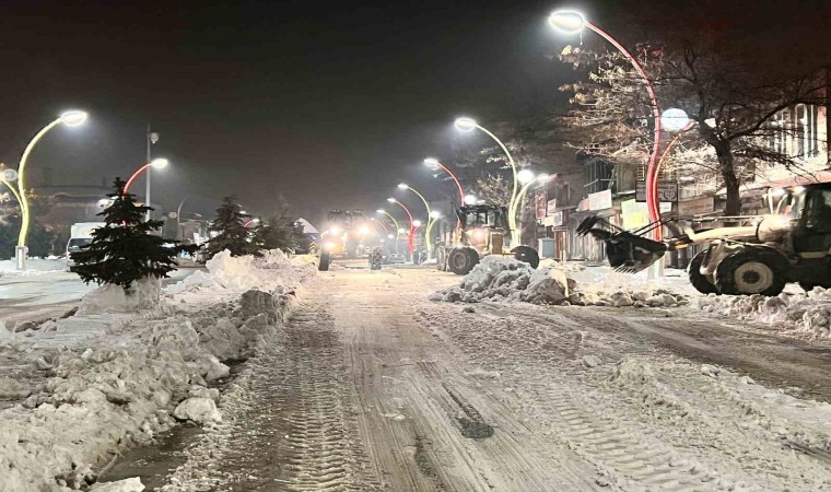 Muradiyede kar temizleme çalışması