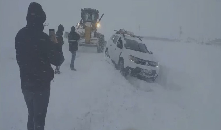 Muradiyede karda mahsur kalan araçlar kurtarıldı