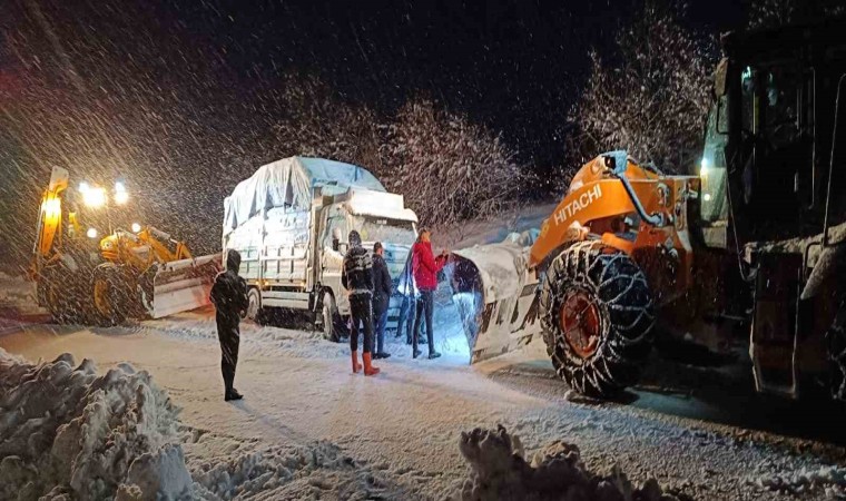 Muradiyede yolda mahsur kalan araçlar kurtarıldı