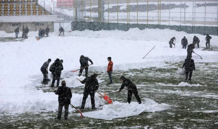 Muş Şehir Stadyumu’ndaki karı taraftarlar temizledi