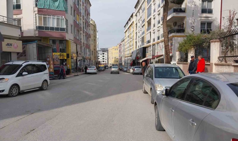 Mutta caddedeki tek yön ve süresiz park yasağına iptal talebi