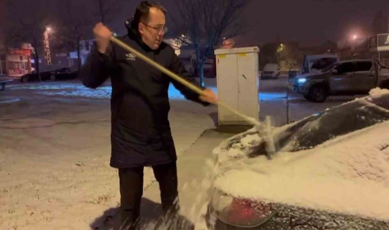 Nevşehir Belediye Başkanı araçların kar temizliğini yaptı