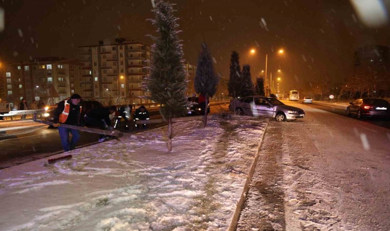 Nevşehirde buzlanma kazaya sebep oldu, 3 araç hasar gördü