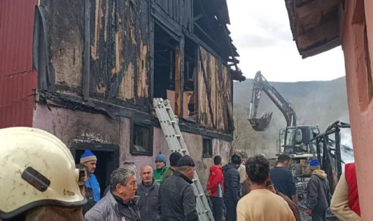 Odunlukta başlayan yangında samanlık, depo, garaj ve otomobil de yandı