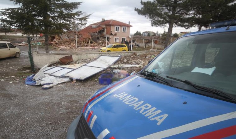 Öfkeli müşteri iş makinesiyle alkollü restoranı ve büfeyi yerle bir etti