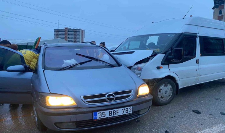 Öğrenci servisi otomobile çarptı: 1 yaralı