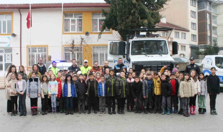 Öğrenciler, polis amcalarıyla güzel vakit geçirdiler