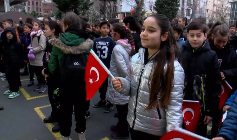 Öğrenciler şehitler için bir dakikalık saygı duruşunda bulundu