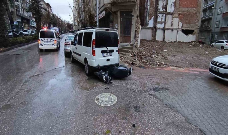 Önce seyir halindeki araca, ardından park halindeki hafif ticari araca çarptı