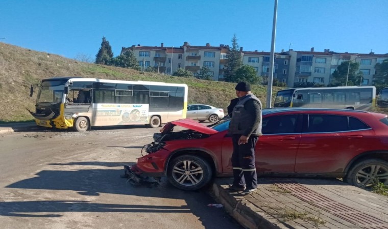 Otobüs ile otomobil kafa kafaya çarpıştı: 1 yaralı