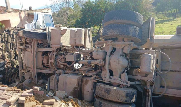 Otobüse çarpan kum yüklü kamyon, bir evin bahçesine devrildi