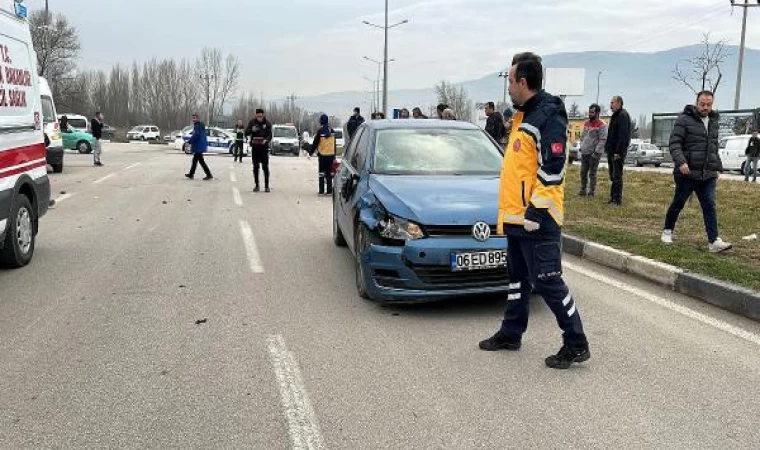 Otomobil ile çarpışan elektrikli bisikletteki anne- oğul yaralandı