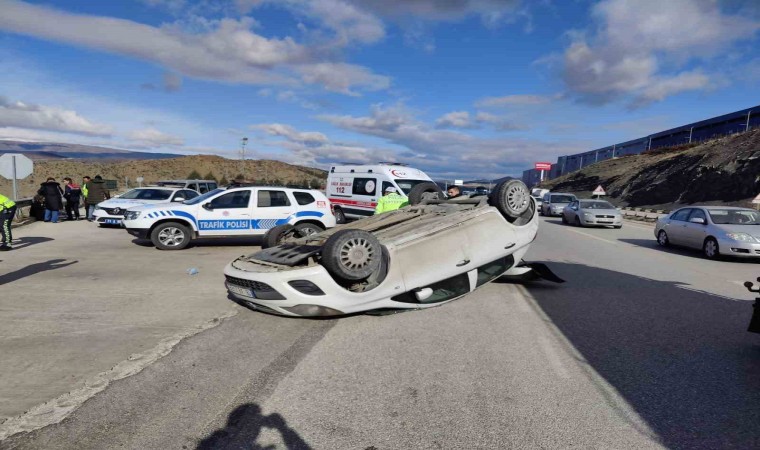 Otomobil metrelerce takla attı, 4 kişi yara almadan kurtuldu