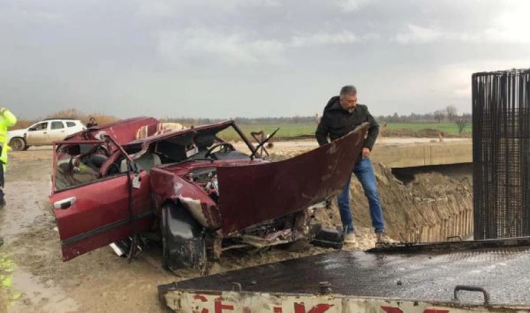 Otomobil, otoyol inşaatı viyadük temeline uçtu; 3 ölü