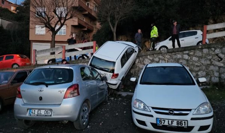 Otomobil stinat duvarından park halindeki otomobillerin üzerin düştü: 1 yaralı