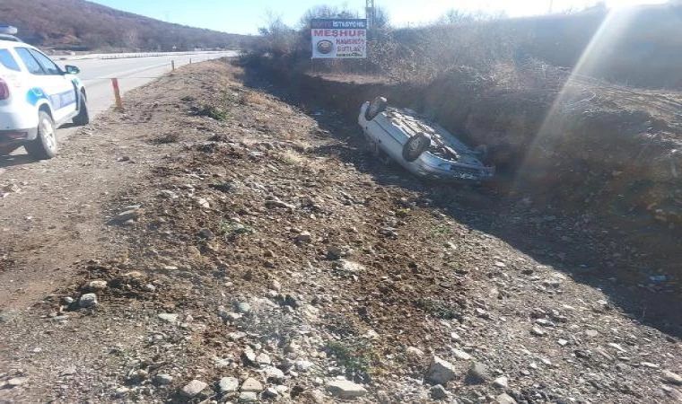 Otomobil takla atıp sulama kanalına devrildi: 3 yaralı