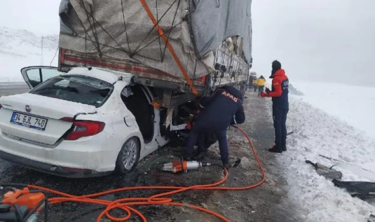 Otomobil TIR’a arkadan çarptı: 2 ölü, 1 yaralı