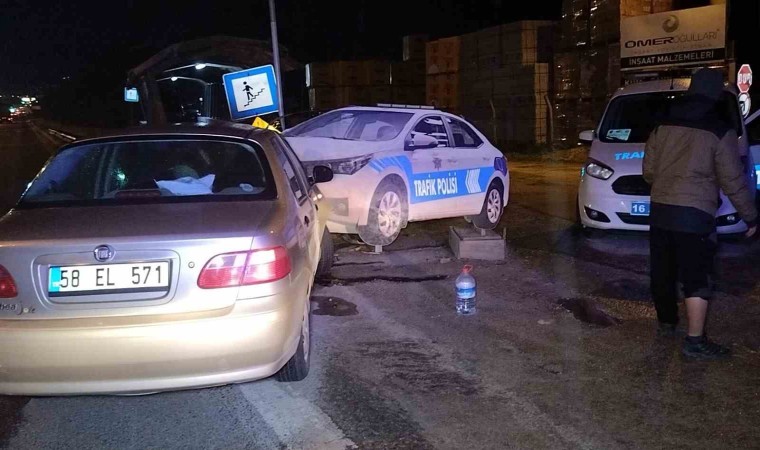 Otomobil yol kenarındaki polis oto maketine çarptı: 2 yaralı