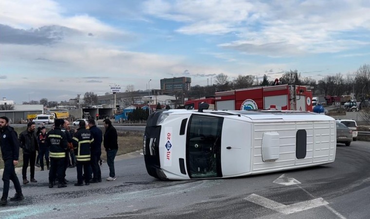 Otomobilin çarptığı servis minibüsü devrildi: 2 yaralı