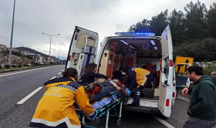 Otomobilini yol kenarına park eden sürücü ile arkadaşına kamyonet çarptı: 1 ölü, 1 yaralı