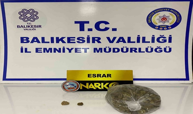 Otomobille polisten kaçan şahıslarda uyuşturucu ve tarihi eser çıktı