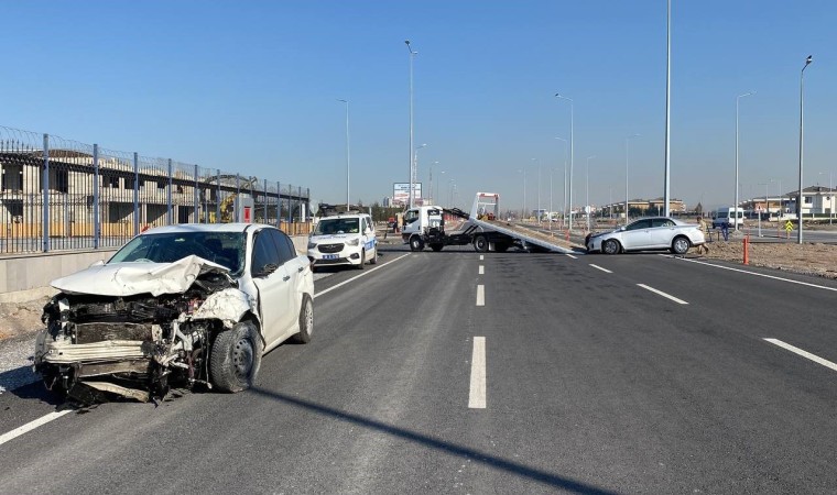 Otomobiller kavşakta çarpıştı: 1i ağır 3 yaralı