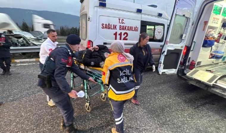 Otoyolda otomobil bariyerlere çarptı, Mervenur kalp masajı ile hayata döndürüldü: 8 yaralı