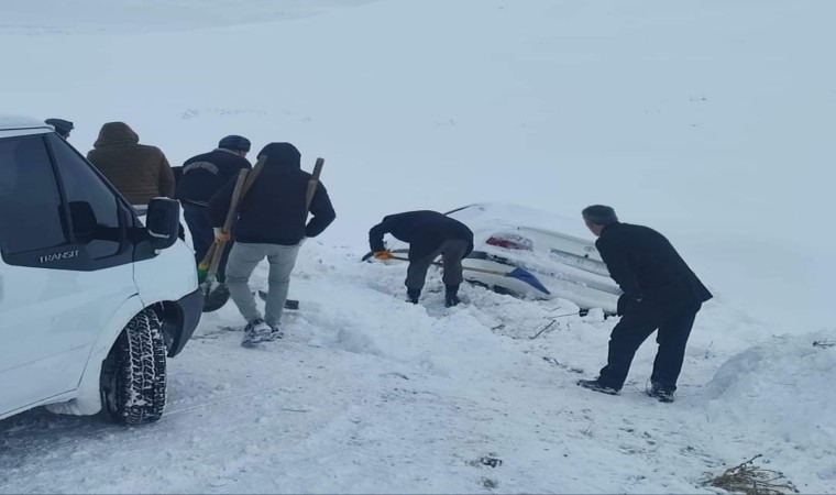 Özalpta kar nedeniyle yolda kalan araçlar kurtarıldı