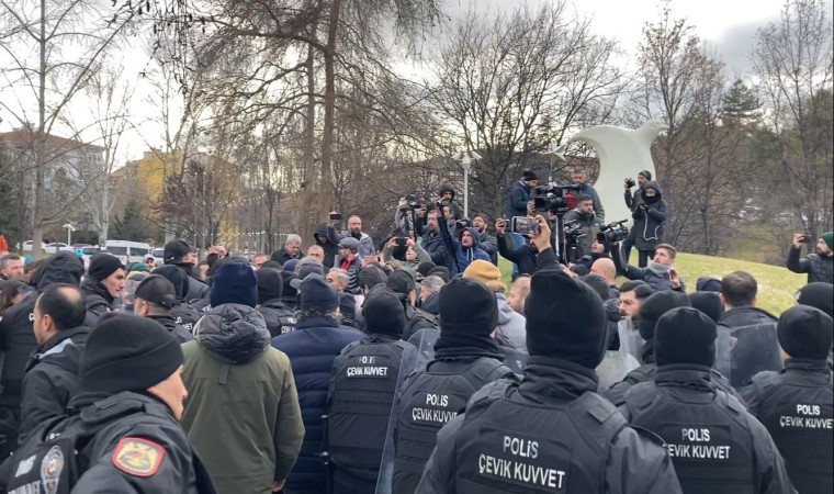 Özel sektörde çalışan öğretmenler, özlük haklarının iyileştirilmesini talep etmek için TBMMnin Çankaya Kapısına yürüdü