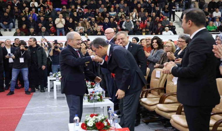 Özgür Özelden 86 yaşındaki Yılmaz Büyükerşene yeni görev