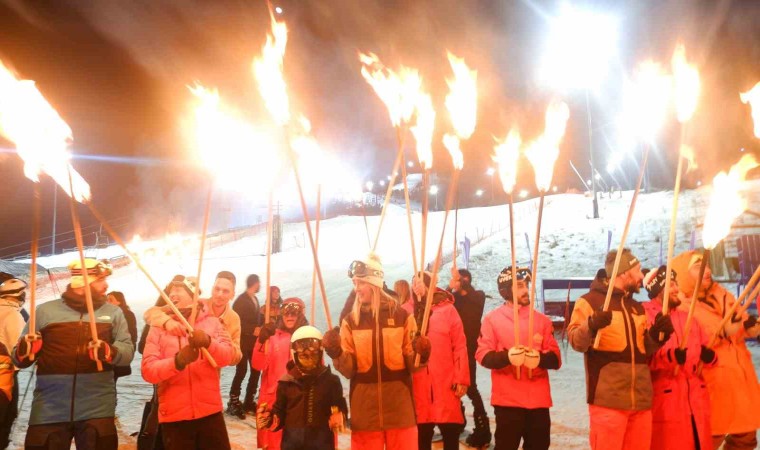 Palandökende tatilciler yeni yıla meşaleli kayak gösterisiyle girdi